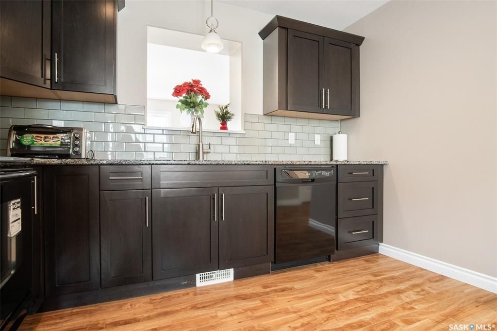 Stonebridge小区3房4卫边户联排出售。近1500尺超大面积，步行至周围小学，公园，购物。大厅12尺挑高，全屋大部分合成板地板，厨房枫木橱柜大理石台面，超大主卧带步入式衣柜和独立洗手间，半地下室完全装修好一房间/活动厅，大窗户外加洗手间。室外带一个大露台，连房子车库。位置 - 14