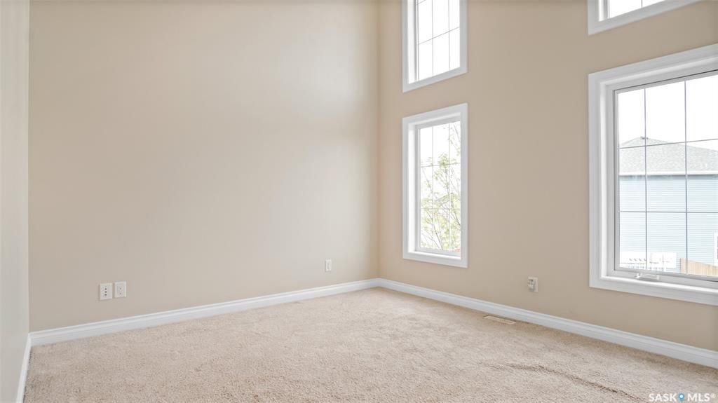 Evergreen小区2014年建3房3卫1书房大尺寸1804尺联排出售。带独立院子及连体车库。房屋特点：一楼书房，9次层高，新合成板地板，枫木厨房带不锈钢家电，客厅大窗好采光，二楼3个大卧室，主卧带步入式衣柜外加独立洗手间浴缸双洗手台。地下室未装修，高层高，带大窗户。房屋全新刷 - 16