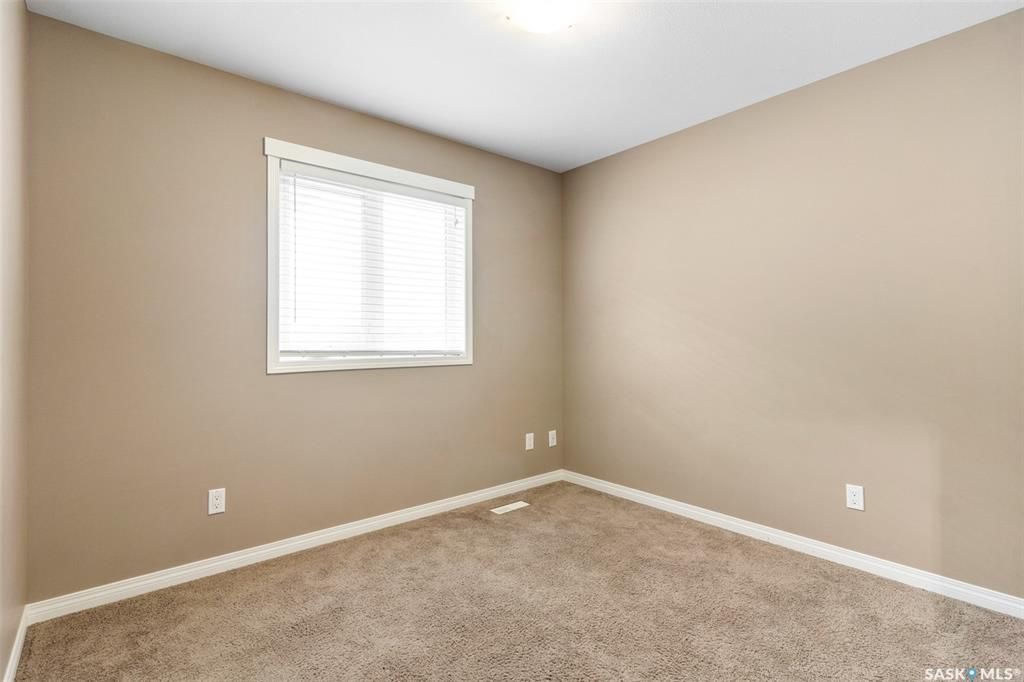 Stonebridge小区近1410尺错层独立屋出售，5房3卫，半地下室带合法出租2房1厅1厨1卫分电表，独立出入独立洗衣烘干，独立热水器。高档装修，连房加大尺寸双车库，双层露台。后院私密性好没有邻居相连。主层挑高顶，木地板，枫木橱柜，大厨房带独立角柜，主卧带独立洗手间和步入衣柜 - 14