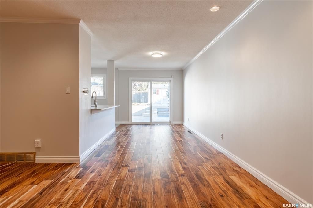 超大R2地块 3 错层Nutana Park小区独立屋出售。面对公园，近学校，购物中心。5房3卫，双车库外加5车位。全新实木地板，地毯，厨房大理石台面，不锈钢家电。主卧带独立洗手间，高效锅炉热水器。私密大院子。保养佳。挂牌价格：419000。有意请联系地产经纪Gary Gai 盖 - 6