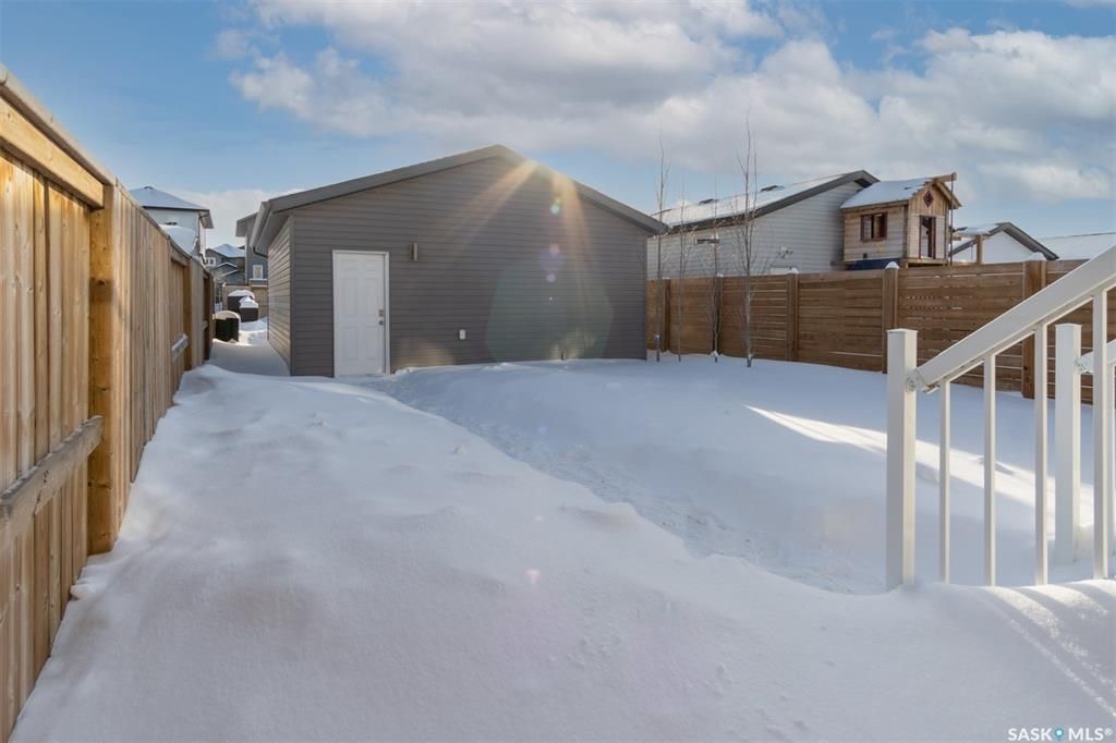 Evergreen小区2014年建大尺寸1532尺高档装修3房3卫独立屋出售。步行可至小学公园。一层和地下均为9尺层高。客厅实木地板，厨房大理石台面岛台现代定制橱柜。主卧带双衣柜及独立洗手间。特色升级有全新中央空调（2021），三层窗户，加高地脚线，前后露台，另有独立院子及大尺寸 - 9