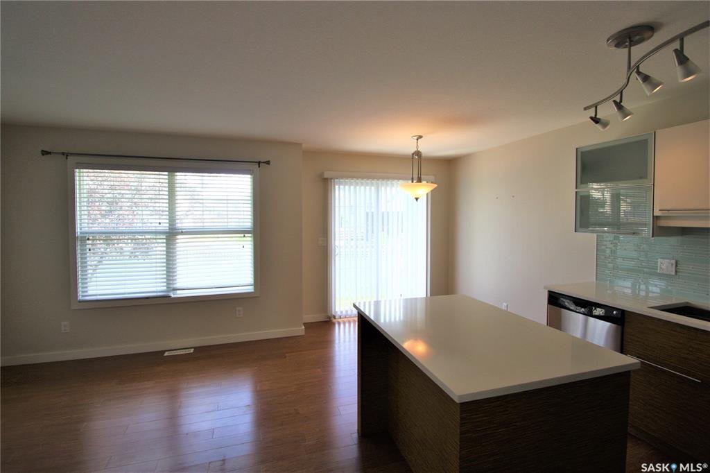 Stonebridge 小区2012年建，接近1245尺3房2卫联排出售，步行百米至Stonebridge小学，公园，附近购物，开发式设计多窗户好彩光餐厅客厅，二楼3个大房间，地下室未装修。连房子单车库外加一个地上车位。房屋保养好。挂牌价格：$264900。详情请联系Royal - 6