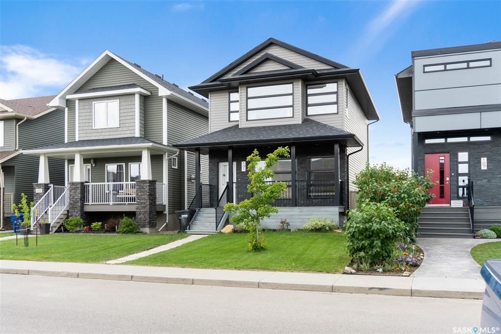 EVERGREEN小区2012年1265尺4房3卫双层独立屋出售。房屋位置佳，步行可达两所学校，公园购物，近高中，周围生活设施齐全。外墙采用石材装饰，一楼实木和瓷砖地板。客厅大窗户好彩光。厨房中岛大理石台面，全部不锈钢设备，多橱柜，带角柜，储物空间足。二楼三间全尺寸卧室。主卧外带 - 4