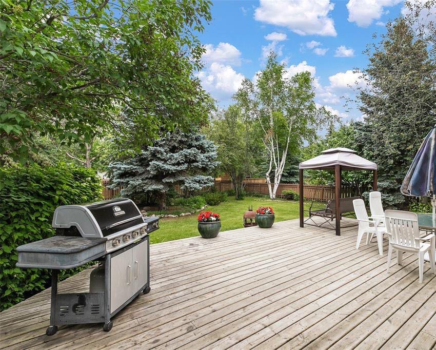 West College Park小区两层独立屋出售。独处幽静便利好街，绿树成荫，超级65尺面宽，过9000尺大地块。4房4卫。屋主精心打理。地下室完整装修。新窗户，新瓦片，高效锅炉。可步行至小学，Evan Hardy高中，8街购物。挂牌价格：399900。 - 3