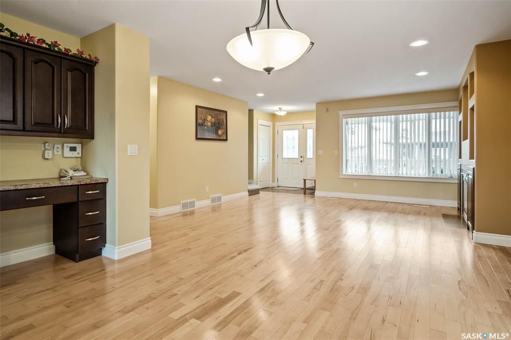 Willowgrove小区2005年建1532尺4室4卫双层独立屋出售，原D&S样板房。位置佳，地处安静街区，步行可达百年 高中，百米至两所小学，公园，购物中心，交通便利。房屋整体宽敞明亮，保养如新。砖墙特色天然气壁炉。实木和瓷砖地板，厨房枫木橱柜，且储物空间大，台面宽敞，不锈钢 - 7