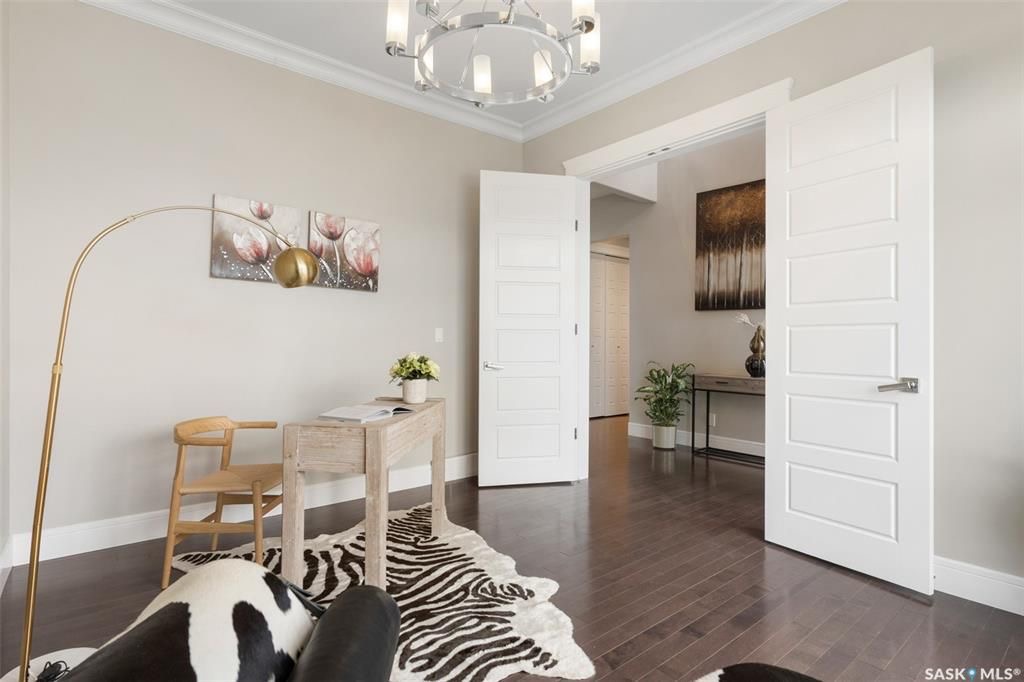 Rosewood小区核心安静路段，步行至小学公园，近2600尺5房5卫豪华装修独立屋出售。一楼入户挑高顶，超大独立办公室，实木地板，10尺层高，超大客厅天然气壁炉，开放式厨房，枫木橱柜到顶，大理石台面，天然气明火炉头。 二楼4房3卫。主卧带干湿分离洗手间地热，双洗手台，步入式衣柜 - 9