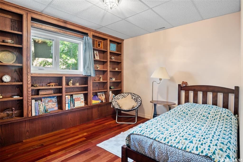 Lakeridge小区，背靠小学公园，扇形超大地块，2300尺4房3卫3厅2饭厅独立屋出售。保养极佳，大PVC窗户。明亮挑高大客厅，开放式大厨房。二楼3个大尺寸卧室，超大主卧带独立洗手间有步入式衣柜。三楼有超大家庭活动空间带壁炉，一间洗衣房，一间空房可用作书房或卧室。四楼全地下有 - 8