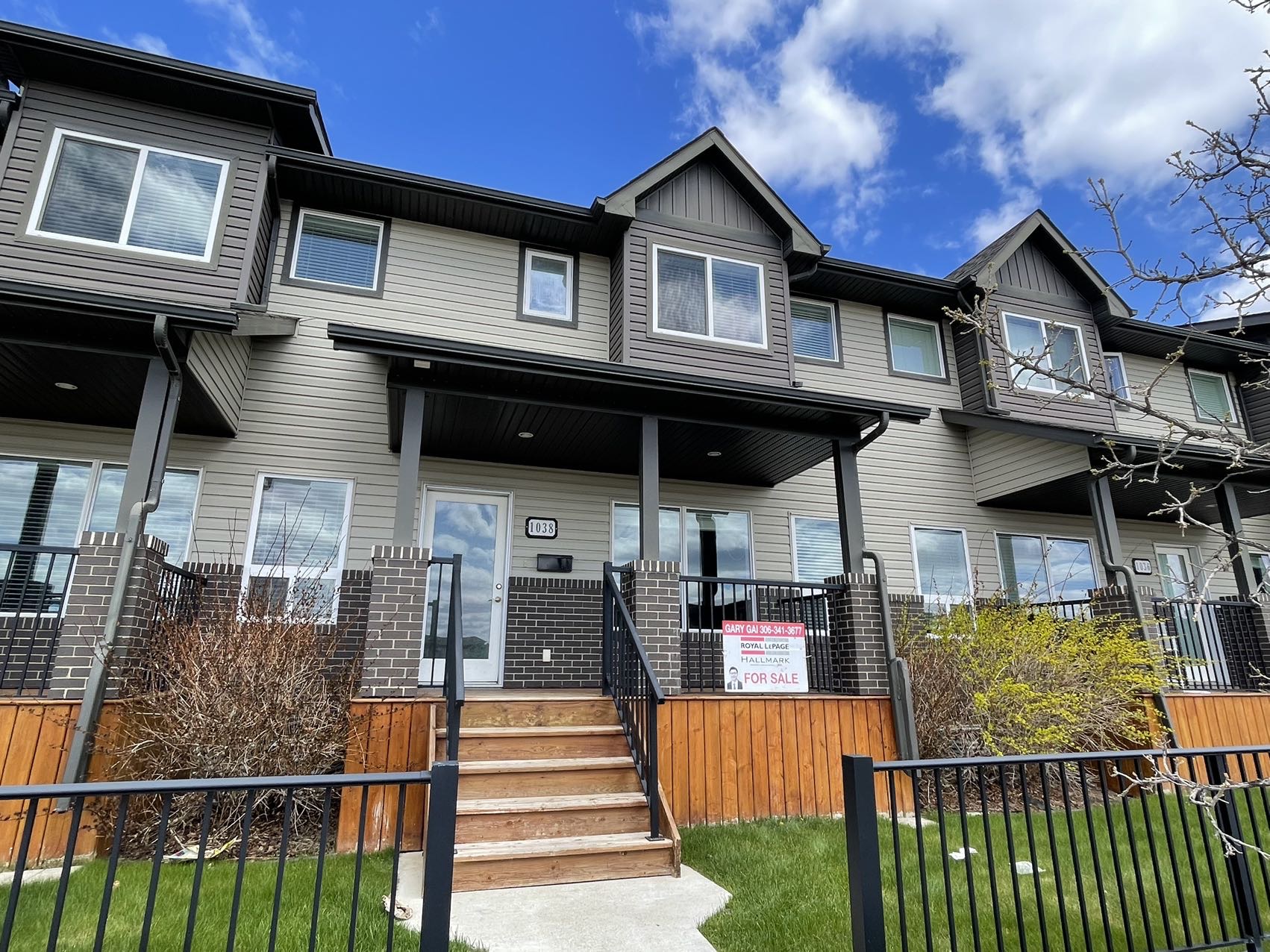 Willowgrove小区2012年建1315尺2房3卫联排别墅出售。房屋年代新，步行百米至两所小学和公园，近百年高中，近购物中心。一楼朝阳自然光充足，客厅宽敞明亮。9英尺挑高，高级复合板地板，全花岗岩台面，枫木橱柜，不锈钢厨房设备。二楼2个超大卧室均带独立洗手间和步入式衣柜。地 - 4