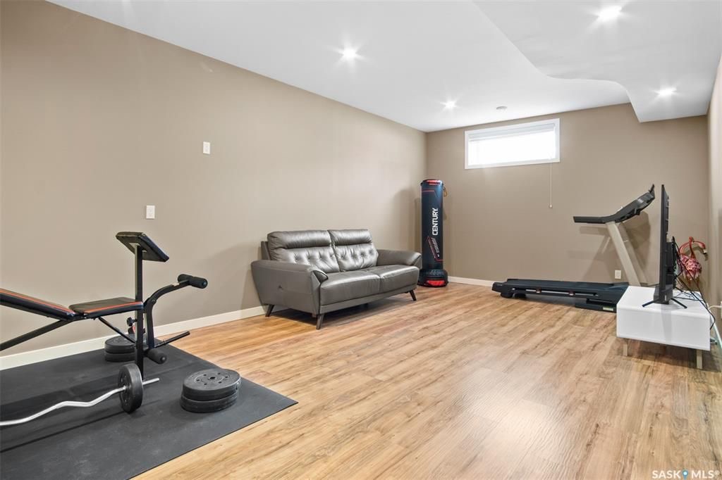 Brighton小区2019年建近2000尺4房4卫独立屋出售！院子私密不靠邻居，步行至公园，购物，及未来规划小学。1 楼9尺层高，带独立书房，开放式设计客厅带壁炉，厨房大理石台面，背景砖，高级不锈钢家电，带独立角柜。大窗户好朝向好彩光。二楼3个大卧室外加超大多功能厅，大主卧带步 - 29