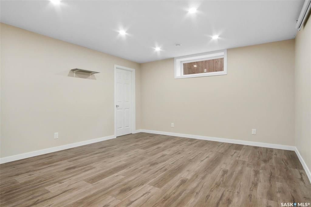 Stonebridge小区步行300米至小学，购物，4房4卫完全装修独立屋出售。2013年建造，安静私密路段，不靠主马路，近社区大公园。 1楼大客厅大窗户好采光，白色现代橱柜，不锈钢家电，充足操作台及收纳空间，2 楼3个大卧室，主卧带独立洗手间步入式衣柜。地下室完全装修有1大家庭 - 18