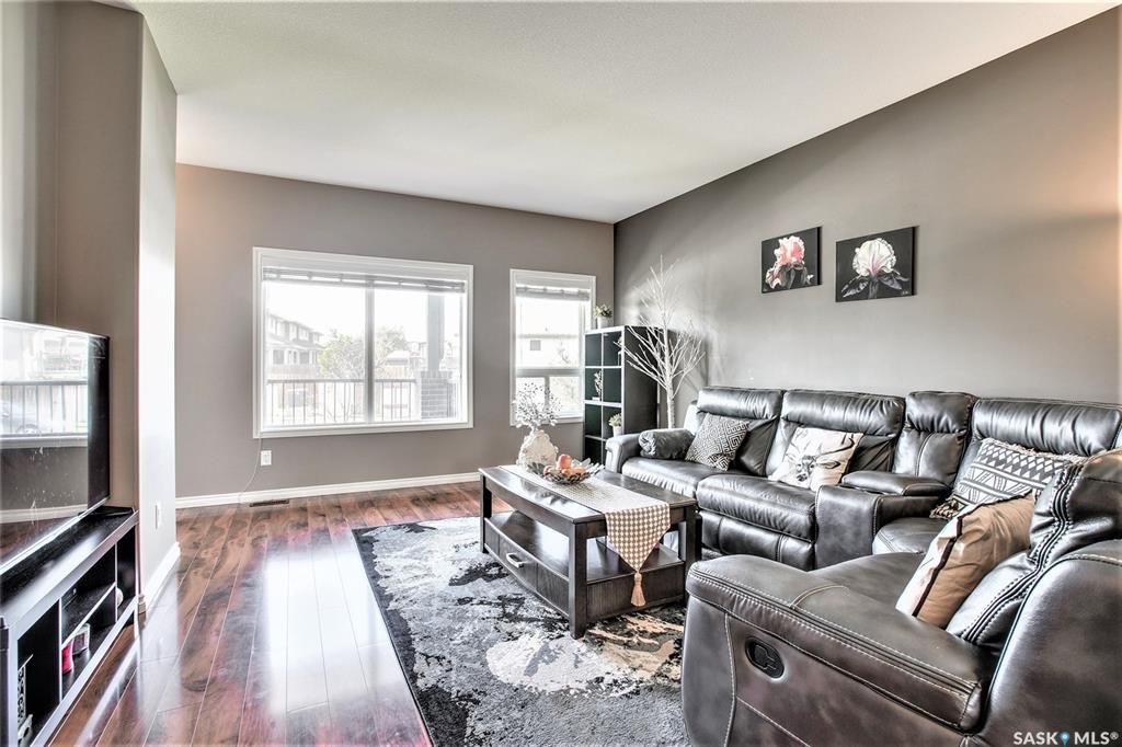 Willowgrove小区2012年建1320尺3房3卫联排别墅出售。房屋年代新，步行百米至两所小学和公园，近百年高中，近购物中心。一楼朝阳自然光充足，客厅宽敞明亮。9英尺挑高，高级复合板地板，全花岗岩台面，枫木橱柜，不锈钢厨房设备。二楼2个超大卧室均带独立洗手间和步入式衣柜。地 - 6