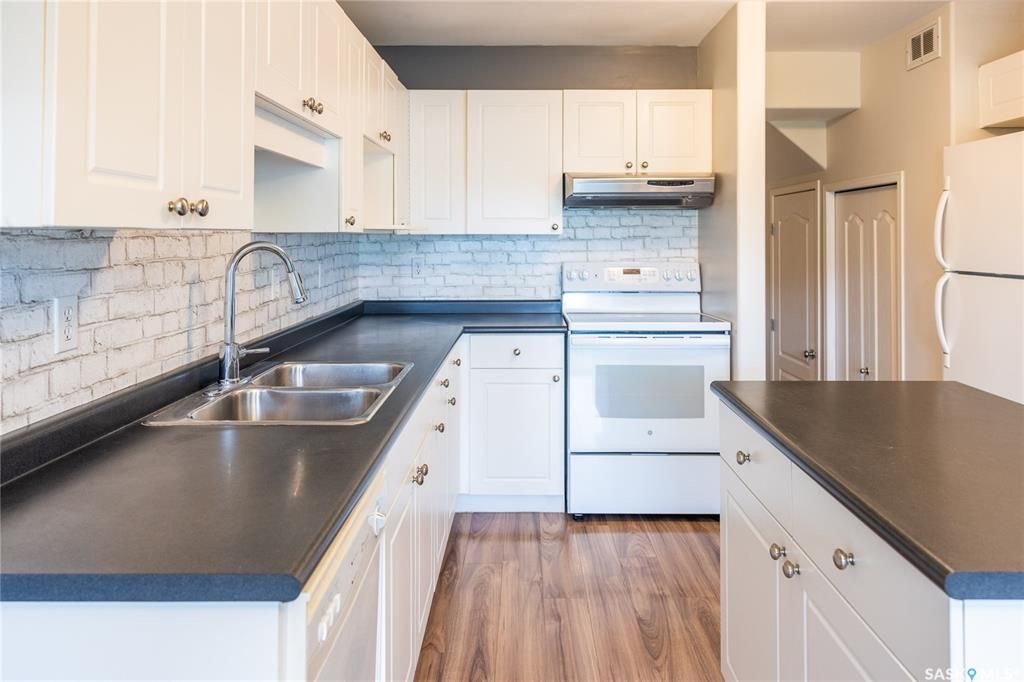 Arbor Creek小区 1364尺双车库联排边户出售。背靠绿地公园。位置安静便利。附近有小学，高中。多窗户大客厅，二楼2个大卧室外加一个大多功能厅。地下室装修有1活动厅带窗户外加完整洗手间。新换瓦片，刷漆，车库门 ，地板，部分家电。挂牌价格 $329900。详情联系Royal - 17