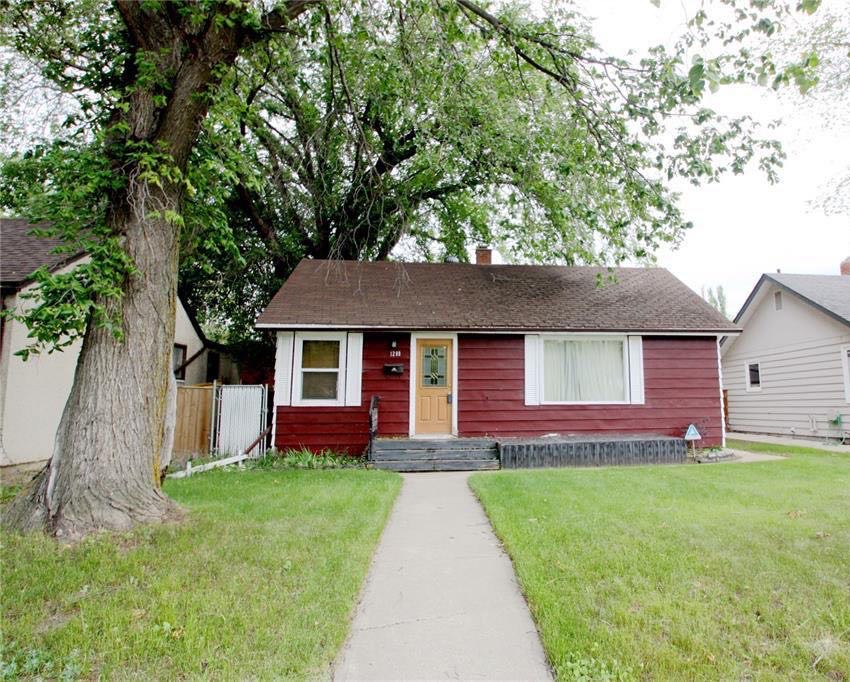 North Park 小区 868尺平层独立屋出售。拥有稀缺Saskatchewan River 河景。较新装修厨房，洗手间，部分新窗户。地下室有独立出入口，独立厨房洗手间套间用于出租。另有大尺寸双车库。挂牌价格：$299000。详情联系Royal LePage地产经纪Gary - 3