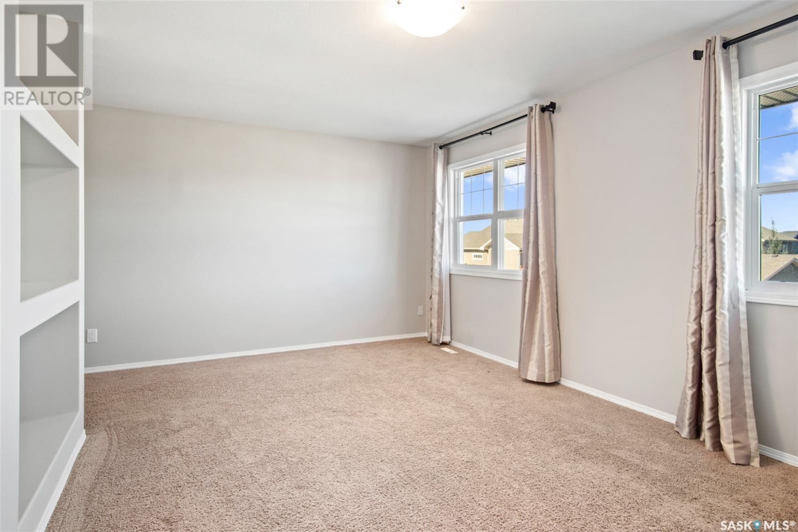 Rosewood小区2013年1722尺3房3卫双层独立屋出售。步行至公园，学校，近商业区，交通便利。一楼开放设计，客厅餐厅宽敞明亮。厨房空间大，大尺寸橱柜、大面积台面以及充足的储物空间。二楼三个大尺寸房间，和一个明亮宽阔多功能厅。主卧内有卫生间以及步入式大衣橱。地下室未装修，连 - 8