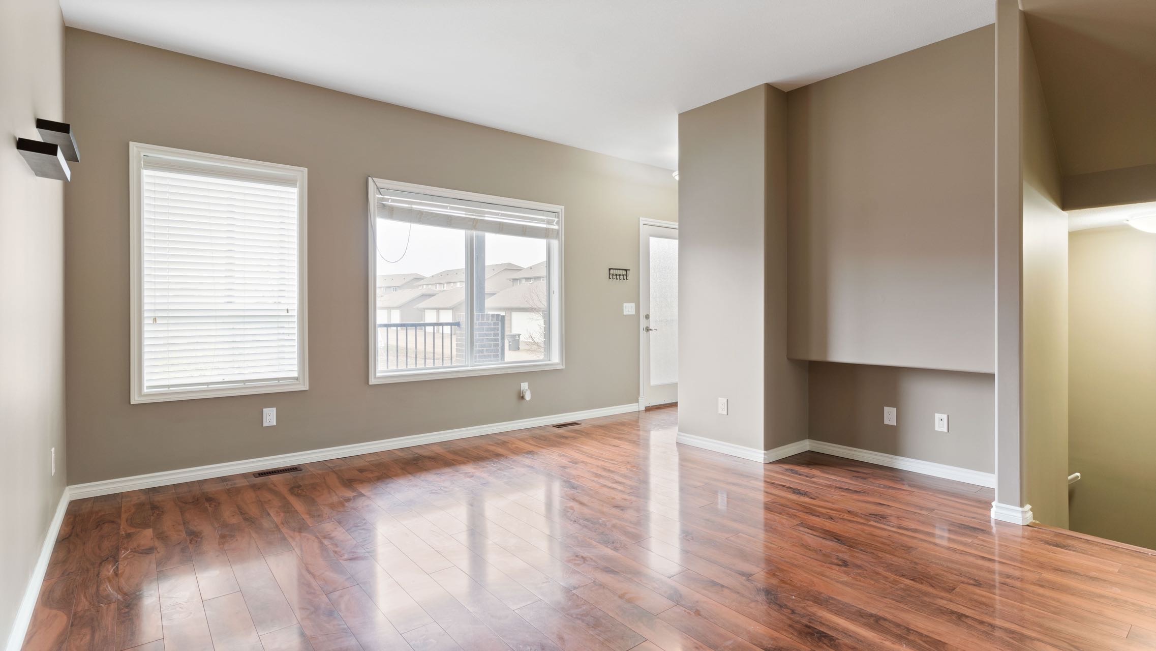 Willowgrove小区2012年建1315尺2房3卫联排别墅出售。房屋年代新，步行百米至两所小学和公园，近百年高中，近购物中心。一楼朝阳自然光充足，客厅宽敞明亮。9英尺挑高，高级复合板地板，全花岗岩台面，枫木橱柜，不锈钢厨房设备。二楼2个超大卧室均带独立洗手间和步入式衣柜。地 - 7