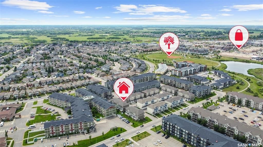 Stonebridge小区4房4卫翻新升级联排出售。近1500尺超大面积，步行至周围小学，公园，购物。大厅12尺挑高，全屋大部分全新换合成板地板，全屋全新刷漆，厨房枫木橱柜大理石台面，楼上3个大卧室，主卧带步入式衣柜和独立洗手间，半地下室完全装修好一房间/活动厅，大窗户外加洗手间 - 4