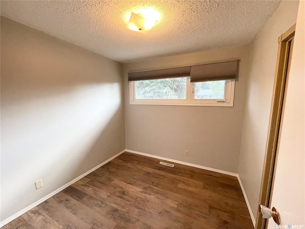 核心路段5房2卫大地双车库独立屋出售。步行百米至8街Greystone小学公园，8街Superstore购物。房屋近期升级有：PVC 窗户，合成木地板，橱柜，洗手间，热水器，屋顶瓦片。 地下室有独立出入，大窗户2房1厅1卫。水吧台带mini炉灶。可自住或投资出租。挂牌价格：$35 - 13