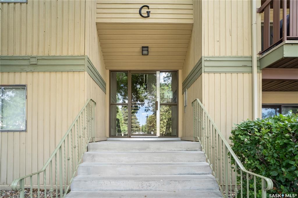 Wildwood小区核心路段3房2卫边户公寓出售，步行至8街购物，小学，公园，游泳馆，室内网球，图书馆。带大露台及储物间，双车位，枫木厨房大理石台面，明亮客厅带电子壁炉，主卧带独立洗手间。独立洗衣机烘干机（2022新换）。社区有健身房，壁球，桌球设施。可自住或投资。挂牌价格：$1 - 5