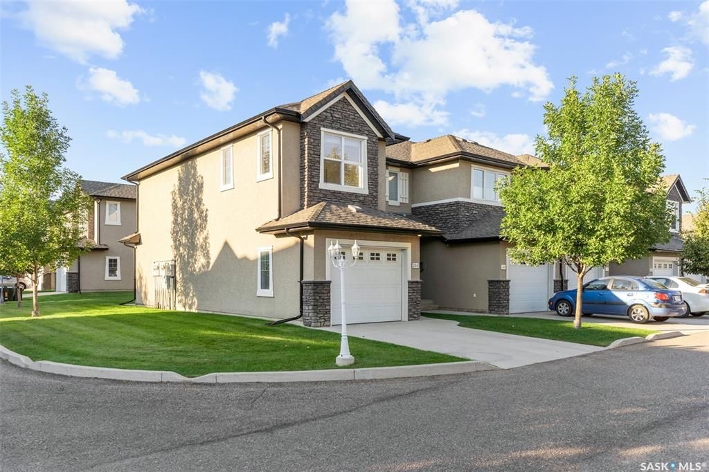 Stonebridge边户3房3卫地下室装修安静联排出售。2011年建，步行至小学，购物，公园。背靠私密绿地，好采光，高档装修，新换地板，大理石台面，现代橱柜，不锈钢家电。全新刷漆。二楼3个大房间尺寸足。地下室完全装修有一个大家庭厅一个独立洗手间。另有连房单车库，中央空调，中 - 4