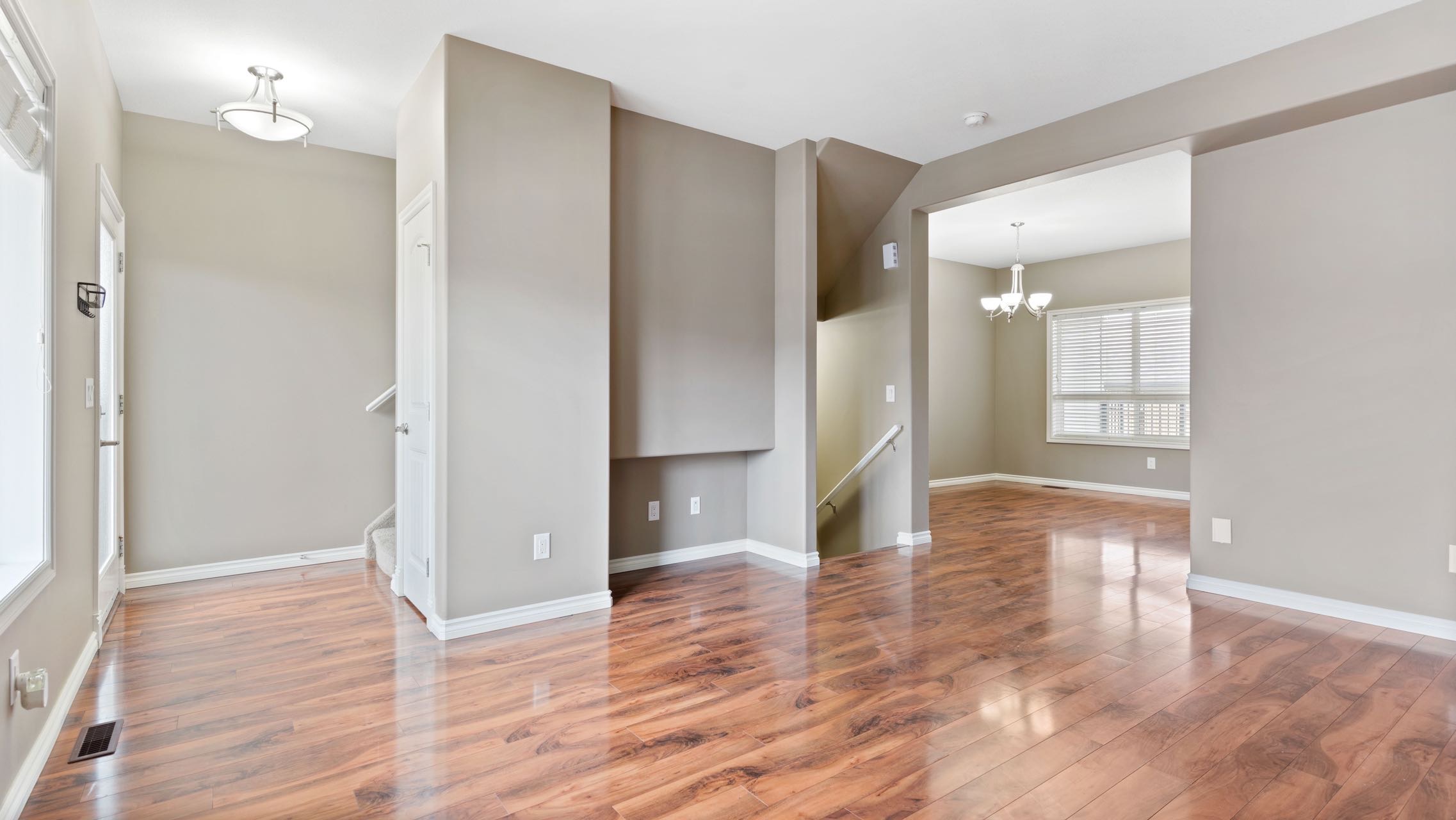 Willowgrove小区2012年建1315尺2房3卫联排别墅出售。房屋年代新，步行百米至两所小学和公园，近百年高中，近购物中心。一楼朝阳自然光充足，客厅宽敞明亮。9英尺挑高，高级复合板地板，全花岗岩台面，枫木橱柜，不锈钢厨房设备。二楼2个超大卧室均带独立洗手间和步入式衣柜。地 - 11