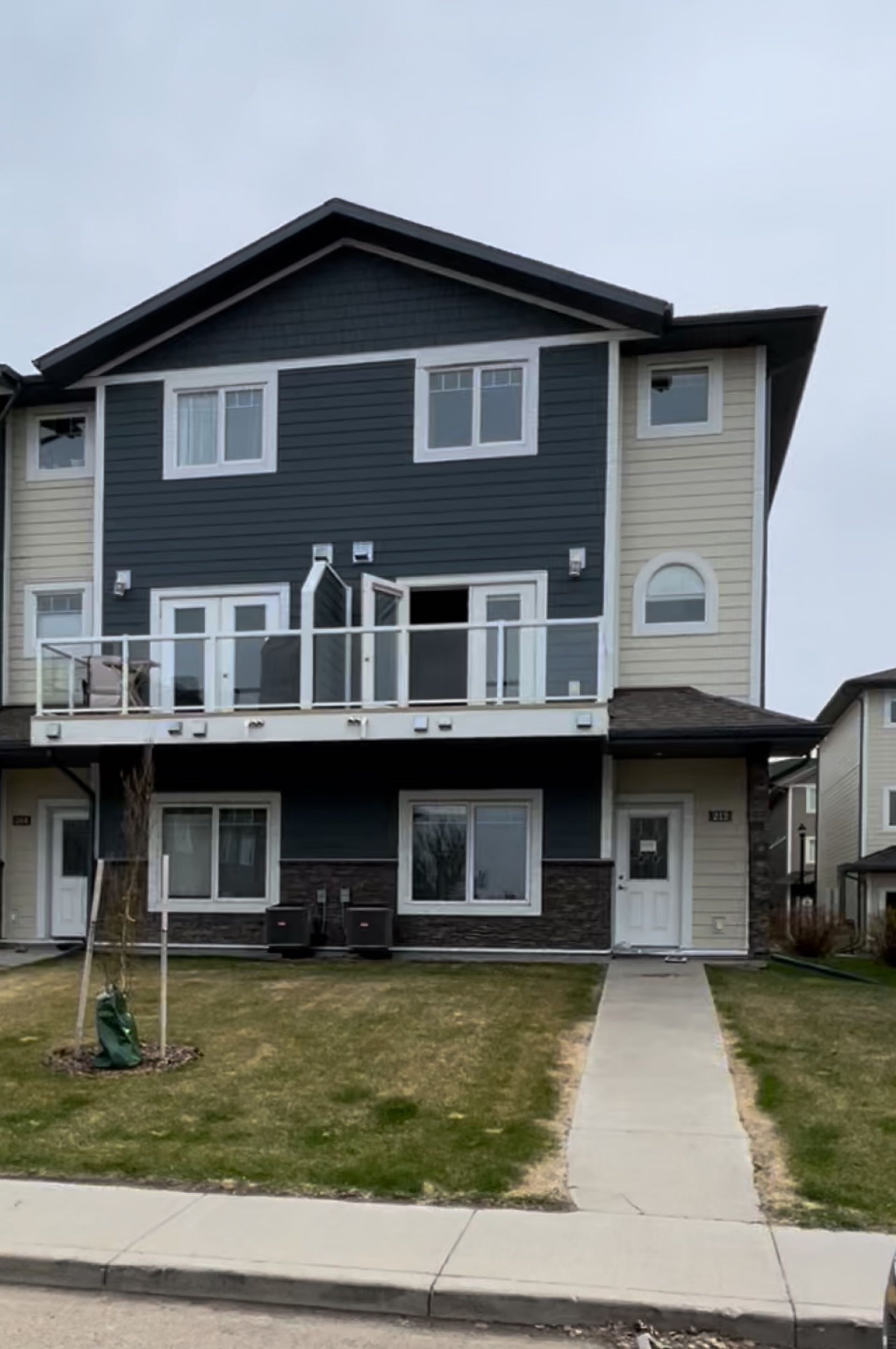 Stonebridge小区3房3卫边户联排$1800/月