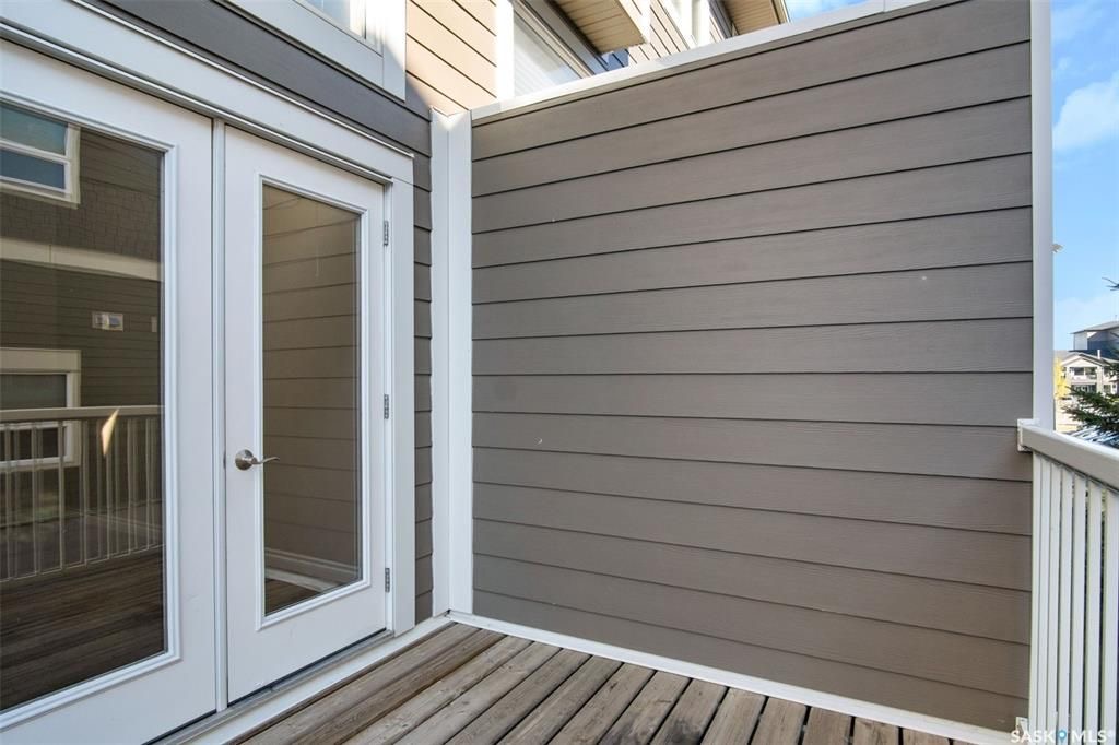 Stonebridge小区4房4卫翻新升级联排出售。近1500尺超大面积，步行至周围小学，公园，购物。大厅12尺挑高，全屋大部分全新换合成板地板，全屋全新刷漆，厨房枫木橱柜大理石台面，楼上3个大卧室，主卧带步入式衣柜和独立洗手间，半地下室完全装修好一房间/活动厅，大窗户外加洗手间 - 21