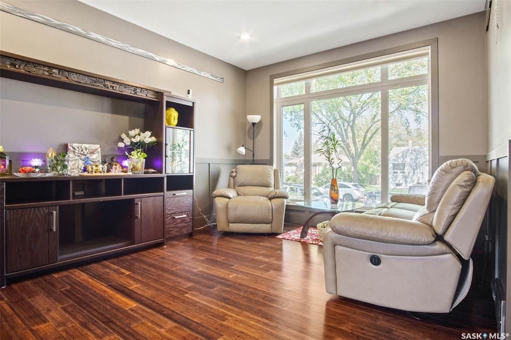 Holliston小区核心区域2012年建1625尺5房4卫半独立屋出售，步行可至学校,公园,8街购物。绝佳拐角边户，带双车库外加双车位，多窗户采光好。一楼9尺层高，双厅带实木地板，厨房大理石台面，枫木橱柜，不锈钢家电。二楼三个大卧室，主卧带独立洗手间全大理石洗手台面。地下室有独 - 6