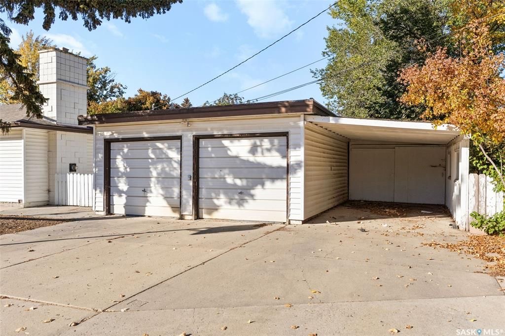 绝佳好位置Greystone Heights小区，步行至大学，8街购物等设施。大尺寸1310尺4房4卫平层独立屋出售。占地7326尺大地块，原橡木地板，客厅带天然气壁炉，好彩光，主卧带独立洗手间，地下室带独立出入口，完整装修有一个多功能厅带水吧台，独立书房，一个大窗户卧室，另有2 - 28