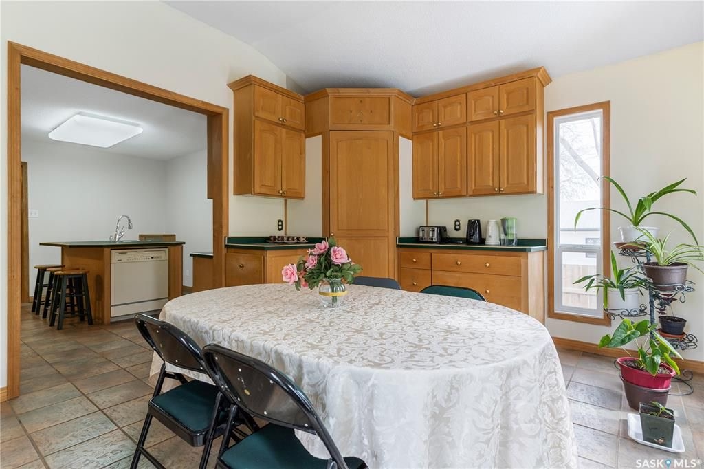 College Park小区近学校近八街安静好地段2274尺独立屋出售。4 房4卫3厅，错层结构。房屋宽敞明亮，实木/软木地板，更新升级厨房台面橱柜，朝南阳光房/正餐厅。二楼房间尺寸大全木地板；主卧带独立洗手间。地下室有超大活动空间，水吧台，洗手间，另有独立工作室。所有大件设备均 - 7