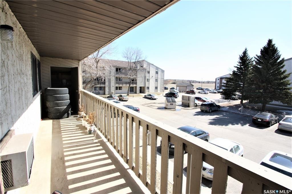 Wildwood小区933 尺3室一卫公寓出售。近高尔夫球场，公园，civic center。交通便利。含阳台，带储物间，地上车位，独立洗衣烘干机，近期更新有合成地板，橱柜，洗手间和部分家电。挂牌价格：$149900。有意请联系地产经纪Gary Gai 盖王睿 - 8