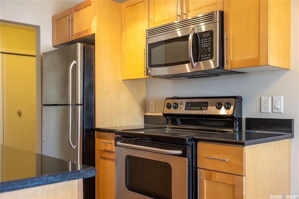 8街Superstore对面860尺2室1厅公寓出售。本地西人业主保养极佳，更新地板，厨房橱柜，大理石台面，不锈钢家电。带独立洗衣机烘干机，较新装修厨房卫浴，带地上一个停车位。挂牌价格 $149000。详情联系地产经纪Gary Gai 盖王睿 3063413677 - 4