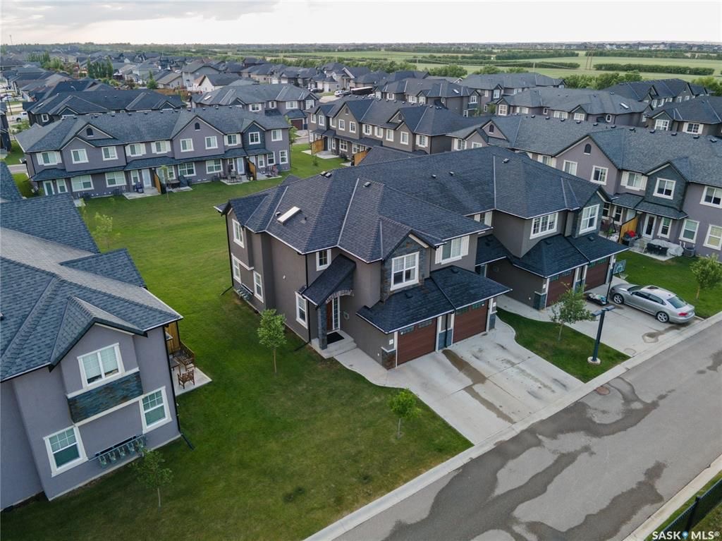 Willowgrove小区2012年建3房3卫1340尺安静边户联排别墅出售。地理位置安静私密，面朝农田美景，主卧窗户可赏北极光。房屋年代新，整体保养好。交通便利，可步行至两所小学和公园，近百年高中，近购物中心。一楼多窗户自然光充足，客厅宽敞明亮。新换地板，理石台面，纽约现代风橱 - 7