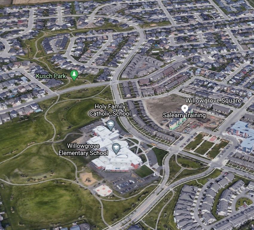 Willowgrove小区4房4卫带独立院子联排屋出售。步行350米 至小学，公园，近附近购物，近St Joseph 和Centennial百年高中。主卧带独立洗手间，地下室装修有一房一厅一卫，高档装修：大理石台面，挑高顶。保养佳。挂牌价格：$318000详情联系地产经纪Gary - 8