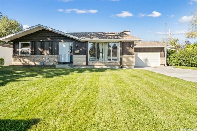 GREYSTONE HEIGHTS小区最佳位置大地块，步行至小学，公园，8街购物，近大学。1556尺3房3卫2书房独立屋出售，房子总占地7569尺。背靠小学公园，出行便利，生活设施齐全。一楼全实木地板，宽敞大客厅，厨房有充足的储物空间。大尺寸卧室，主卧带独立洗手间。地下室全部装修 - 4