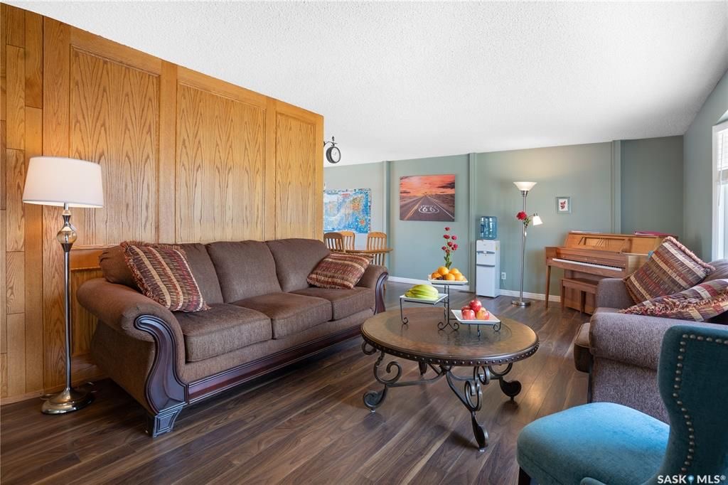 West College Park小区1797尺独立屋出售。位置位于小区核心安静街道，可步行到达双语小学，高中，8街购物等。5 房4卫3个大厅，地下室完全装修，主卧带独立洗手间，连房子双车库外加4车道。房屋门窗，地板，车库，厨房，外墙，室内墙面，瓦片，锅炉热水器大部分更新。后院宽 - 7