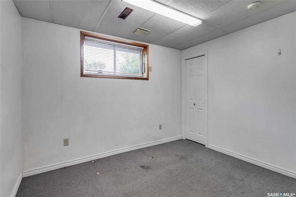 步行5分钟至8街Central Mall 错层bi level独立屋，5房3卫，地下室明亮大窗户，带车库，大地块，主卧带洗手间。开价$309000 - 8