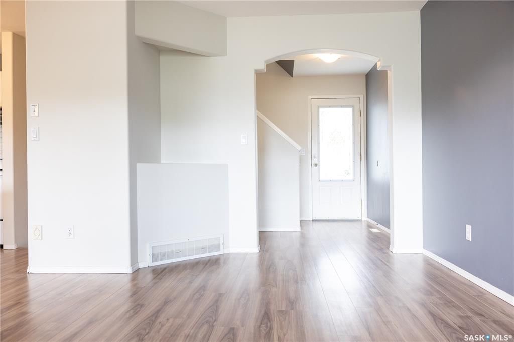 Arbor Creek小区 1364尺双车库联排边户出售。背靠绿地公园。位置安静便利。附近有小学，高中。多窗户大客厅，二楼2个大卧室外加一个大多功能厅。地下室装修有1活动厅带窗户外加完整洗手间。新换瓦片，刷漆，车库门 ，地板，部分家电。挂牌价格 $329900。详情联系Royal - 12