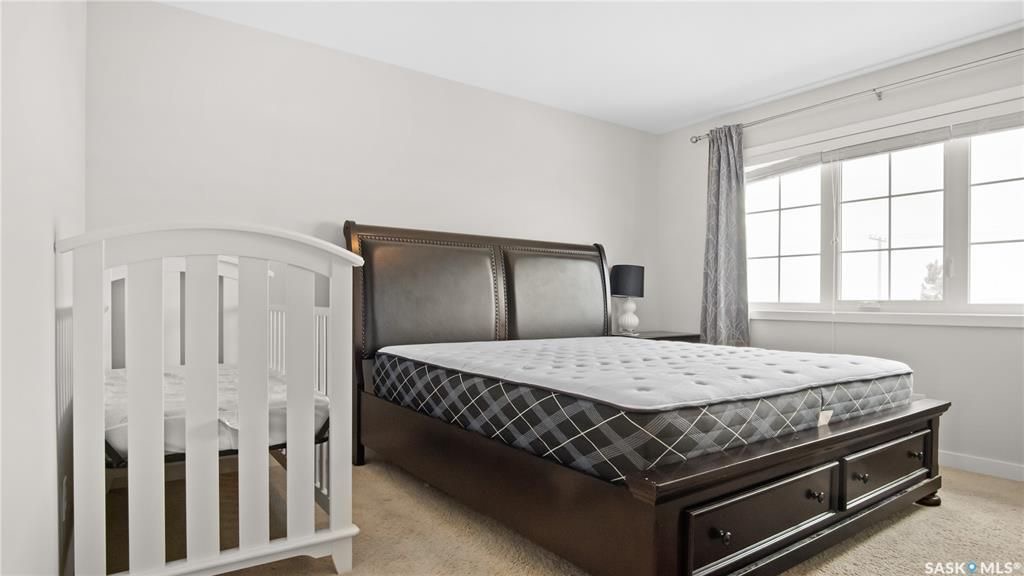 Willowgrove小区2014年建1245尺3房3卫联排别墅出售。地理位置安静私密，面朝农田美景，主卧窗户可赏北极光。房屋年代新，整体保养好。交通便利，可步行至两所小学和公园，近百年高中，近购物中心。一楼朝阳自然光充足，客厅宽敞明亮。实木地板，理石台面，现代橱柜，不锈钢家电。 - 8