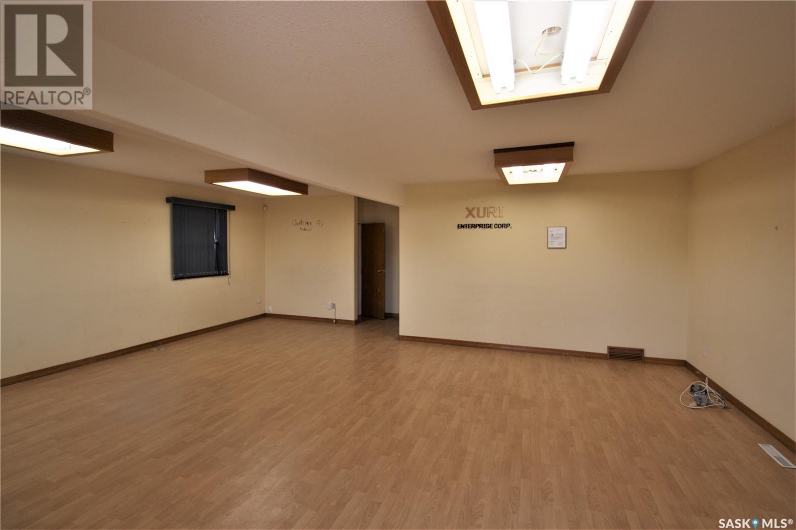 Saskatoon市内核心路段8街独一无二M1规划物业出售，50*120地块，商住两用，4房3卫。地下室带2室一厅一厨一卫出租套间。带1单车库。核心路段保值，多样潜力。适合用于投资或者办公室自用。挂牌价格：$719000.00。详情请联系地产经纪Gary Gai 盖王睿 - 4