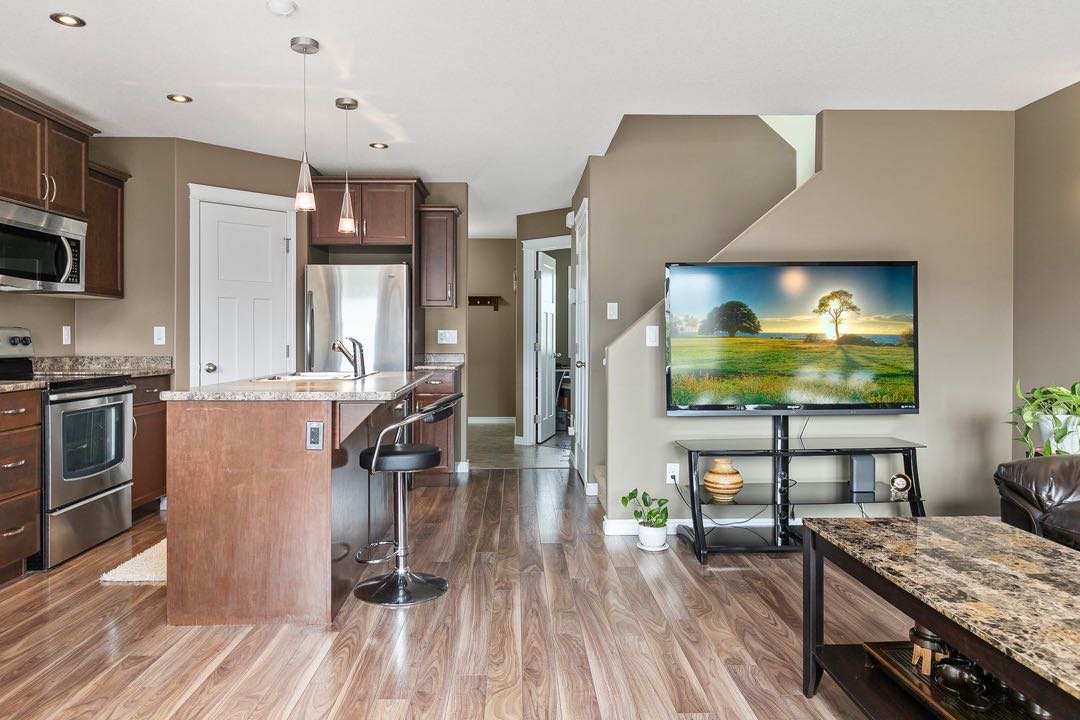 Willowgrove小区5房4卫独立屋出售，步行500米 至Willowgrove小学，公园，附近购物，近St Joseph 和Centennial百年高中。一楼有一个卧室，厨房餐厅客厅及洗手间，二楼3房两卫，主卧带洗手间，地下室专业装修有一房一厅一卫；双车库 - 5