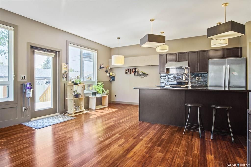 Holliston小区核心区域2012年建1625尺5房4卫半独立屋出售，步行可至学校,公园,8街购物。绝佳拐角边户，带双车库外加双车位，多窗户采光好。一楼9尺层高，双厅带实木地板，厨房大理石台面，枫木橱柜，不锈钢家电。二楼三个大卧室，主卧带独立洗手间全大理石洗手台面。地下室有独 - 14