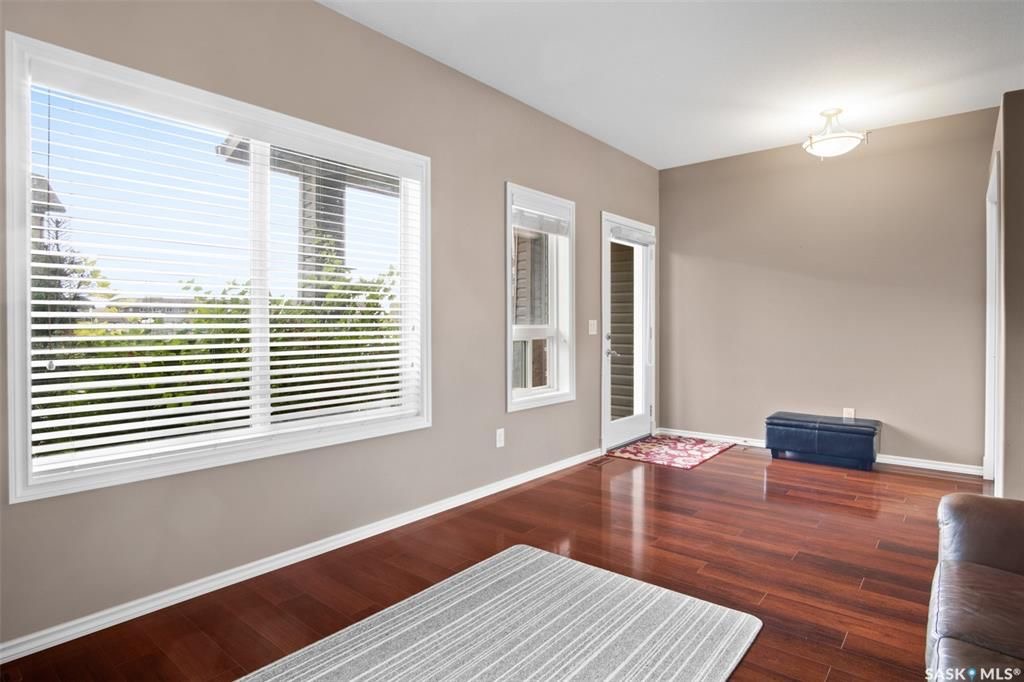 Willowgrove小区2011年建3房3卫联排别墅出售。房屋年代新，保养如新。步行百米公园，及周围两所小学。近百年高中，st joseph 高中，近购物中心，交通便利。一层9英尺层高，采光好，高级复合板地板，全花岗岩台面，不锈钢厨房设备齐全，以及非常充足的储存空间。二楼三个全 - 6