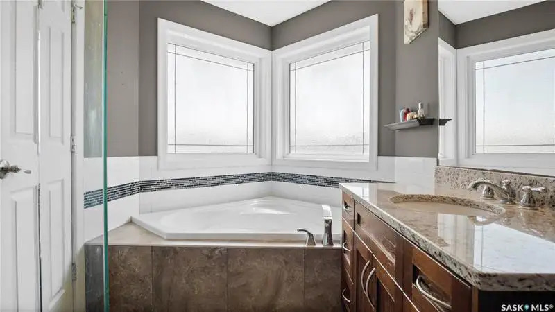 Willowgrove小区1676尺5房3卫错层独立屋出售，绝佳路段背靠农地美景，私密无遮挡视野，可赏极光。开放式设计，挑高尖顶，额外采光天窗，实木地板，大理石台面，主卧带步入衣柜独立洗手间带按摩浴缸，半地下室大窗户9尺层高，2房1超大活动厅。双车库带保温，大后院双层大露台。房屋 - 20