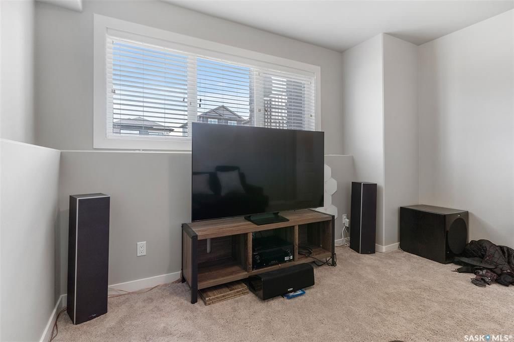 Evergreen小区1215尺错层独立屋出售, 本地西人业主，4房3卫，半地下室带合法出租1厅 1房间1卫分电表，独立出入独立洗衣烘干，另有1大活动空间用于主层住户使用，双车库外加1室外停车位，拐角地块多停车位，带露台，采光好，步行百米至两所小学及公园。 - 15