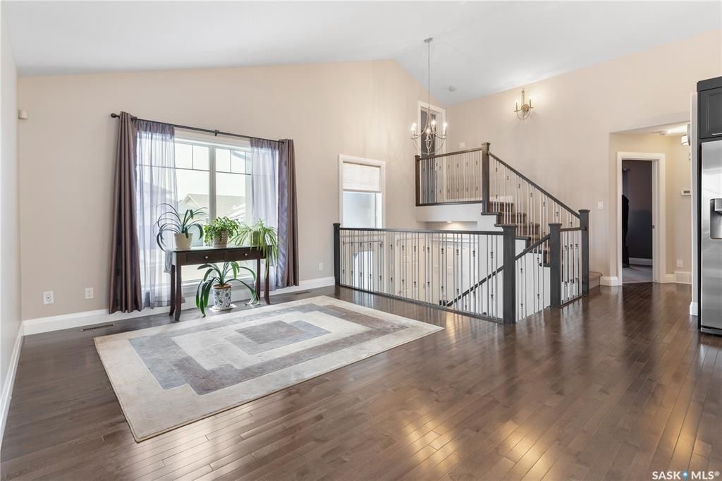 Willowgrove小区Royalty建商2010年建1284尺错层4室3卫独立屋出售。步行近公园，学校，购物。高档装修配置：挑高层高，实木地板，厨房大理石台面升级橱柜搭配背景墙砖，不锈钢家电。超大主卧带步入式衣柜，豪华洗手间全墙贴砖，带按摩浴缸。半地下室大窗户专业装修有1房1 - 7