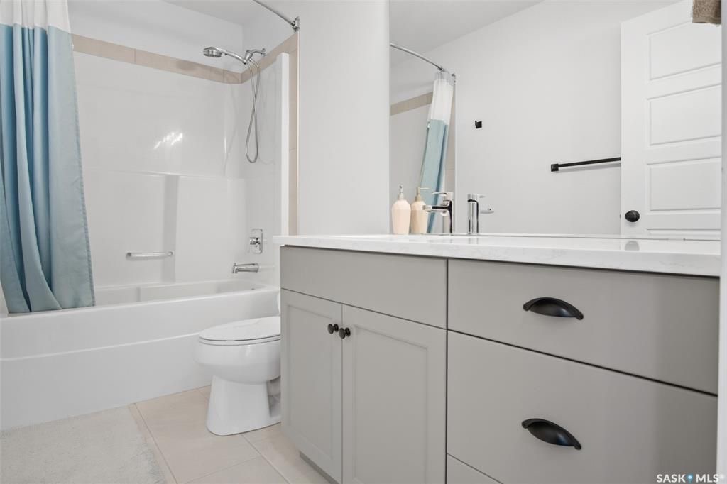 Brighton小区2019年建近2000尺4房4卫独立屋出售！院子私密不靠邻居，步行至公园，购物，及未来规划小学。1 楼9尺层高，带独立书房，开放式设计客厅带壁炉，厨房大理石台面，背景砖，高级不锈钢家电，带独立角柜。大窗户好朝向好彩光。二楼3个大卧室外加超大多功能厅，大主卧带步 - 23