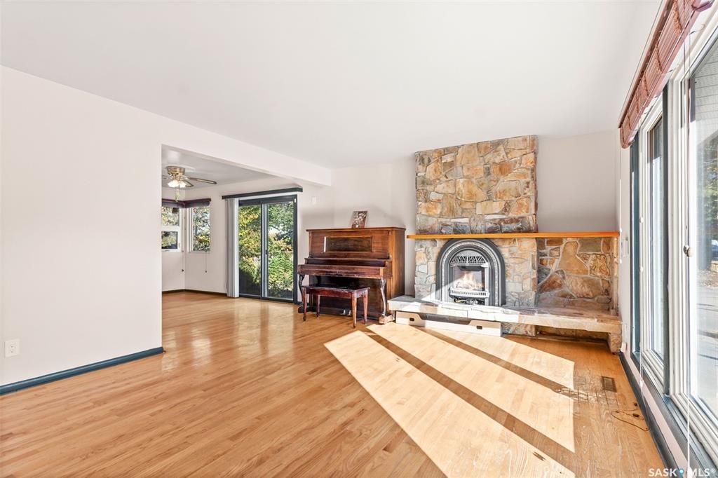 绝佳好位置Greystone Heights小区，步行至大学，8街购物等设施。大尺寸1310尺4房4卫平层独立屋出售。占地7326尺大地块，原橡木地板，客厅带天然气壁炉，好彩光，主卧带独立洗手间，地下室带独立出入口，完整装修有一个多功能厅带水吧台，独立书房，一个大窗户卧室，另有2 - 10