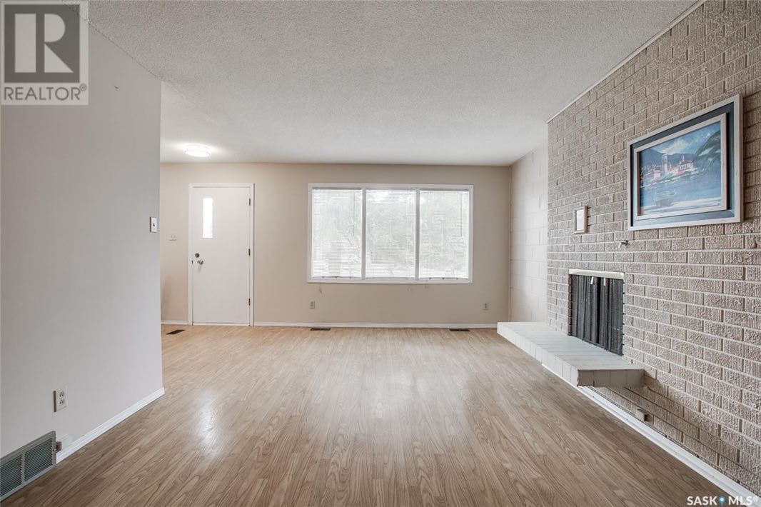 West College Park 近萨大8街双拼（一半）出售1066尺平层，带单车库，4房3卫，地下室装修有1房一厅一卫一书房。房屋彩光好，升级有洗手间，地板，锅炉，热水器，瓦片，室内门，部分家电，全新刷漆。挂牌价格：$309000。详情请联系地产经纪Gary Gai 盖王睿 - 5