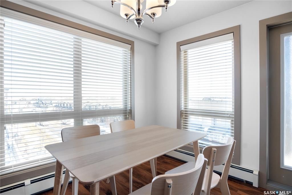 Willowgrove核心区域961尺顶楼边户公寓出售。步行至小学公寓等。高档电梯公寓楼，安静整洁。2室2卫带一个加热地下停车位外加一个地上停车位。采光好，3面多窗户，无遮挡一览好景色。高档合成木地板，大理石台面，枫木带阻尼橱柜，不锈钢家电，中央冷气。整体保养如新。另有公共会客区 - 5