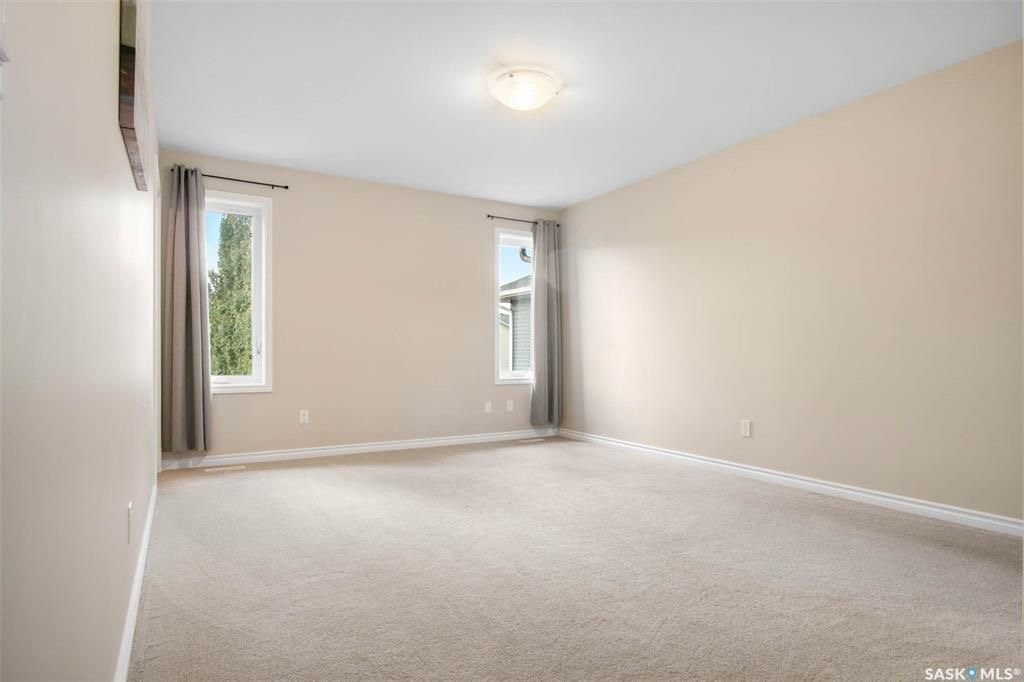 Stonebridge小区步行300米至小学，购物，4房4卫完全装修独立屋出售。2013年建造，安静私密路段，不靠主马路，近社区大公园。 1楼大客厅大窗户好采光，白色现代橱柜，不锈钢家电，充足操作台及收纳空间，2 楼3个大卧室，主卧带独立洗手间步入式衣柜。地下室完全装修有1大家庭 - 14